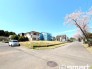 ～開放感ある角地のお住まい～
・２方向が空く事で開放感のある角地に位置しております。
・窮屈な感じが無く、ゆったりと暮らせるこの魅力をぜひ現地でご体感くださいませ。

