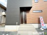 ～お住まいの顔「玄関」～
・玄関ドアの上にはもちろん軒がございますので、雨の日でも濡れずに鍵の開閉が可能です。
・鍵は防犯性に優れたディンプルキーを採用。
(１号棟)