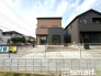～閑静な住宅街の立地～
・周辺は閑静な住宅街となっておりますので、静かな暮らしをご実現いただけます。
・前面道路の交通量も多くないので、小さなお子様がいるご家庭でもご安心ですね。
