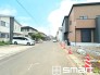 ～閑静な住宅街の立地～
・周辺は閑静な住宅街となっておりますので、静かな暮らしをご実現いただけます。
・前面道路の交通量も多くないので、小さなお子様がいるご家庭でもご安心ですね。

