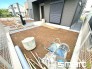 ～お庭もある余裕の敷地～
・広々した敷地にはお庭もご用意。お庭があるだけで余裕を感じますね。
・防草シートや人工芝の敷設などのオプションもお気軽にご相談くださいませ。
