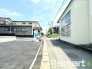 ～閑静な住宅街の立地～
・周辺は閑静な住宅街となっておりますので、静かな暮らしをご実現いただけます。
・前面道路の交通量も多くないので、小さなお子様がいるご家庭でもご安心ですね。
