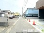 ～十分な広さのある前面道路～
・前面道路は約４ｍございますので、お車でのすれ違いも可能で余計なストレスがかかりません。
・日々お車での移動が多い方には大切なポイントですね。
