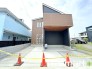 ～モダンな印象の外観～
・黒色の重厚感ある外観に木目調の素材でアクセント+柔らかさを演出。
・木の温もりを感じる木目調の外観は幅広いテイストにマッチし、住まいに温かみを与えてくれますね。
