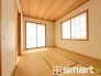 ～「和みの部屋」和室をご用意～
・ゴロンと寝転がったり、お子様のいるご家庭ではお子様を寝かしつけたり、などご活用いただける和室をご用意。
・やはり畳の香りは心が落ち着きますね。
