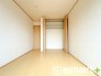 ～収納豊富な洋室～
・各居室に備え付けの収納をご用意。タンスなどを置く場合と比べ出っ張らないので部屋の中を有効のご活用いただけます。
・収納の広さなどぜひ現地でご確認くださいませ。
