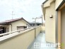 ～洗濯物も干しやすいバルコニー～
・陽当たり良好な南側のバルコニーは２部屋から出入りができて毎日のお洗濯も快適。
・テラス屋根等のオプションもお気軽にご相談くださいませ。
