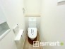 ～窓付きの明るいトイレ～
・使用後や掃除の際に窓を開ければ、外からの新鮮な空気を取り込み素早く換気ができます。
・埋め込み収納付きでストックや掃除用具もスッキリ片付きますね。
