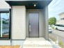 ～お住まいの顔「玄関」～
・玄関ドアの上にはもちろん軒がございますので、雨の日でも濡れずに鍵の開閉が可能です。
・鍵は防犯性に優れたディンプルキーを採用。
