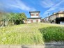 青い空の下に広がる開放感のある敷地。穏やかな周辺環境で、のびのびとした暮らしがイメージできます
