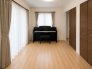 ～使い勝手の良い「和洋室」～
・畳敷きに建具は洋風、というハイブリッド型の「和洋室」。和室と洋室の良い所を組み合わせたお部屋です。
・やはり畳の香りは心が落ち着きますね。
