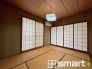 ～２面採光の明るいお部屋～
・和室は２面採光とする事で穏やかな陽の入る明るい空間となっております。
・くつろぎのプライベート時間を明るい空間で穏やかにお過ごしいただけます。
