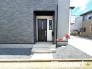 ～お住まいの顔「玄関」～
・玄関ドアの上にはもちろん軒がございますので、雨の日でも濡れずに鍵の開閉が可能です。
・鍵は防犯性に優れたディンプルキーを採用。

