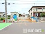 ～十分な広さのある前面道路～
・前面道路は約６ｍございますので、お車でのすれ違いも楽々で余計なストレスがかかりません。
・日々お車での移動が多い方には大切なポイントですね。

