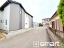 ～閑静な住宅街の立地～
・周辺は閑静な住宅街となっておりますので、静かな暮らしをご実現いただけます。
・前面道路の交通量も多くないので、小さなお子様がいるご家庭でもご安心ですね。
