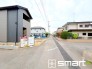 ～十分な広さのある前面道路～
・前面道路は約5.0ｍございますので、お車でのすれ違いも楽々で余計なストレスがかかりません。
・日々お車での移動が多い方には大切なポイントですね。

