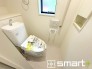 ～やはり便利なタンク式トイレ～
・最近はタンクレストイレもございますが、タンク式の場合は停電時もお水を流すことが可能。
・故障時なども比較的費用が安くなるなど、メリットが多くなります。
