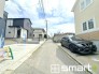 ～閑静な住宅街の立地～
・周辺は閑静な住宅街となっておりますので、静かな暮らしをご実現いただけます。
・前面道路の交通量も多くないので、小さなお子様がいるご家庭でもご安心ですね。
