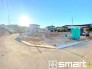 ～開放感ある角地のお住まい～
・２方向が空く事で開放感のある角地に位置しております。
・窮屈な感じが無く、ゆったりと暮らせるこの魅力をぜひ現地でご体感くださいませ。
