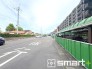 ～便利な平面駐車場～
・広い敷地を活かした平面式の駐車場。車の出し入れが楽で利便性に優れます。
・空き状況などもお気軽にお問い合わせくださいませ。
