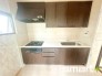 ～リビングを有効活用～
・キッチンは対面式ではなく壁側にございますので、お部屋の中の空間を有効活用できます。
・現地ではぜひ家具の配置などもイメージしながらご見学くださいませ。
