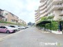 ～便利な平面駐車場～
・広い敷地を活かした平面式の駐車場。車の出し入れが楽で利便性に優れます。
・空き状況などもお気軽にお問い合わせくださいませ。
