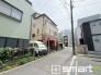 ～十分な広さのある前面道路～
・前面道路は約4.0ｍございますので、お車でのすれ違いも可能で余計なストレスがかかりません。
・日々お車での移動が多い方には大切なポイントですね。
