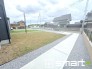 ～閑静な住宅街の立地～
・周辺は閑静な住宅街となっておりますので、静かな暮らしをご実現いただけます。
・前面道路の交通量も多くないので、小さなお子様がいるご家庭でもご安心ですね。
