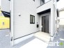 ～お住まいの顔「玄関」～
・玄関ドアの上にはもちろん軒がございますので、雨の日でも濡れずに鍵の開閉が可能です。
・鍵は防犯性に優れたディンプルキーを採用。
