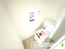 ～やはり便利なタンク式トイレ～
・最近はタンクレストイレもございますが、タンク式の場合は停電時もお水を流すことが可能。
・故障時なども比較的費用が安くなるなど、メリットが多くなります。
