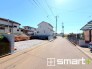 ～十分な広さのある前面道路～
・前面道路は約５．４ｍございますので、お車でのすれ違いも楽々で余計なストレスがかかりません。
・日々お車での移動が多い方には大切なポイントですね。
