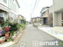 ～閑静な住宅街の立地～
・周辺は閑静な住宅街となっておりますので、静かな暮らしをご実現いただけます。
・前面道路の交通量も多くないので、小さなお子様がいるご家庭でもご安心ですね。
