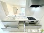～人気のカウンターキッチン～
・キッチンは人気のカウンタータイプを採用。「ご家族の顔が見える」造りです。
・蛇口に浄水器が内蔵されているなど機能面でも優れた仕様です。
