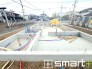 1号棟 ～ベタ基礎でしっかりとした土台～
・コンクリートの中に鉄筋を配し強度を高めた「ベタ基礎」を採用。
・しっかりとした土台を造ったうえで、その上に建物が築造されていきます。
