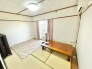 ～収納豊富な洋室～
・各居室に備え付けの収納をご用意。タンスなどを置く場合と比べ出っ張らないので部屋の中を有効のご活用いただけます。
・収納の広さなどぜひ現地でご確認くださいませ。
