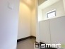 ～シューズインクロークのある玄関～
・玄関横にシューズインクロークをご用意。
・追加の靴置きとしてはもちろん、スキー・ゴルフなど趣味の用具の置場としてもご利用いただけます。
