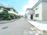 ～十分な広さのある前面道路～
・前面道路は約６ｍございますので、お車でのすれ違いも楽々で余計なストレスがかかりません。
・日々お車での移動が多い方には大切なポイントですね。(１号棟)
