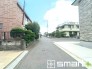～閑静な住宅街の立地～
・周辺は閑静な住宅街となっておりますので、静かな暮らしをご実現いただけます。
・前面道路の交通量も多くないので、小さなお子様がいるご家庭でもご安心ですね。(１号棟)
