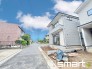 ～十分な広さのある前面道路～
・前面道路は約４ｍございますので、お車でのすれ違いも楽々で余計なストレスがかかりません。
・日々お車での移動が多い方には大切なポイントですね。
(１号棟)