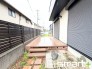 ～ウッドデッキを標準装備～
・お庭にはウッドデッキを採用する事で見た目にも魅力的なお住まいになっております。
・休日は陽当りの良いウッドデッキに座って安らぎのお時間をお過ごしいただけます。
