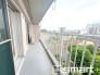 ～洗濯物も干しやすいバルコニー～
・陽当たり良好な南側のバルコニーはリビングと居室どちらからも出入りができて毎日のお洗濯も快適。
