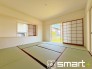 ～「和みの部屋」和室をご用意～
・ゴロンと寝転がったり、お子様のいるご家庭ではお子様を寝かしつけたり、などご活用いただける和室をご用意。
・やはり畳の香りは心が落ち着きますね。
