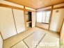～「和みの部屋」和室をご用意～
・ゴロンと寝転がったり、お子様のいるご家庭ではお子様を寝かしつけたり、などご活用いただける和室をご用意。
・やはり畳の香りは心が落ち着きますね。
