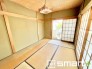 ～「和みの部屋」和室をご用意～
・ゴロンと寝転がったり、お子様のいるご家庭ではお子様を寝かしつけたり、などご活用いただける和室をご用意。
・やはり畳の香りは心が落ち着きますね。
