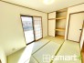 ～「和みの部屋」和室をご用意～
・ゴロンと寝転がったり、お子様のいるご家庭ではお子様を寝かしつけたり、などご活用いただける和室をご用意。
・やはり畳の香りは心が落ち着きますね。
