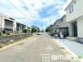 ～十分な広さのある前面道路～
・前面道路は約６ｍございますので、お車でのすれ違いも楽々で余計なストレスがかかりません。
・日々お車での移動が多い方には大切なポイントですね。
