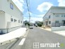 ～閑静な住宅街の立地～
・周辺は閑静な住宅街となっておりますので、静かな暮らしをご実現いただけます。
・前面道路の交通量も多くないので、小さなお子様がいるご家庭でもご安心ですね。
