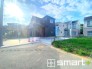 ～閑静な住宅街の立地～
・周辺は閑静な住宅街となっておりますので、静かな暮らしをご実現いただけます。
・前面道路の交通量も多くないので、小さなお子様がいるご家庭でもご安心ですね。（B号棟）
