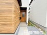 1号棟 ～お住まいの顔「玄関」～
・玄関ドアの上にはもちろん軒がございますので、雨の日でも濡れずに鍵の開閉が可能です。
・鍵は防犯性に優れたディンプルキーを採用。
 2026/05/14m