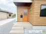 ～お住まいの顔「玄関」～
・玄関ドアの上にはもちろん軒がございますので、雨の日でも濡れずに鍵の開閉が可能です。
・鍵は防犯性に優れたディンプルキーを採用。
